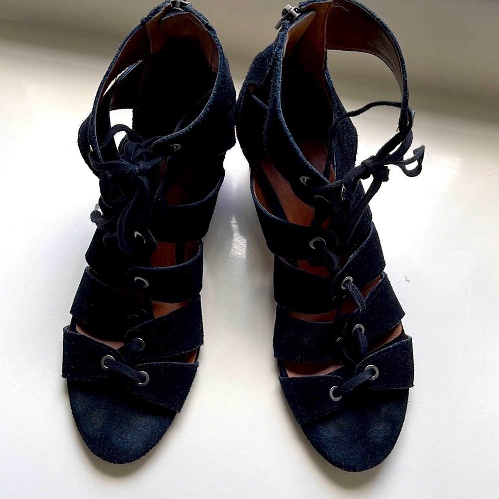 Lucky Brand Genevieve Black Suede Sandals.